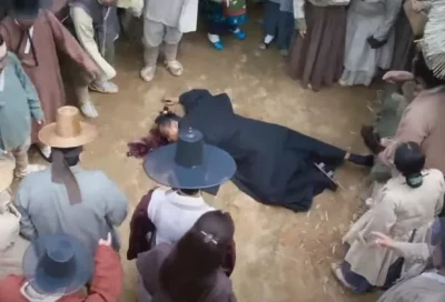 맨 바닥에 피를 흘린채 쓰러져 있는 드라마 연인의 남색 왜구 복장의 쓰에다 캐릭터