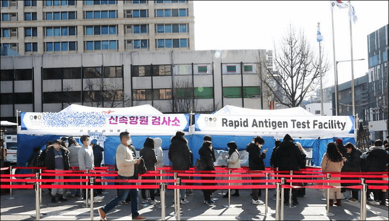 보건소에서 검사 대기를 하고 있는 확진자들