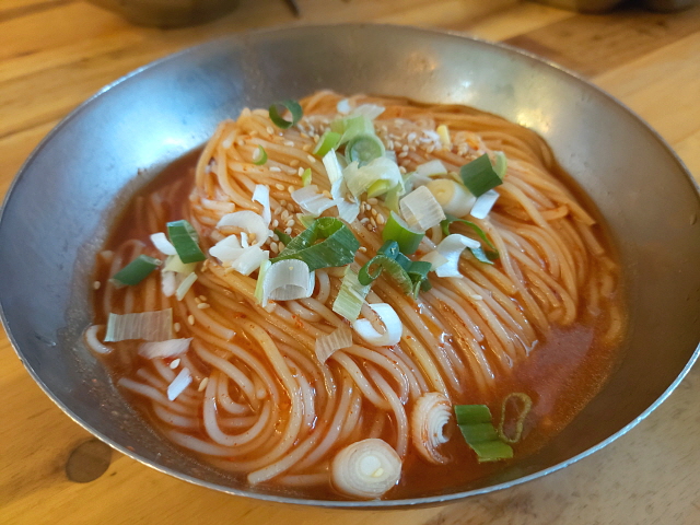 매콤 비빔국수