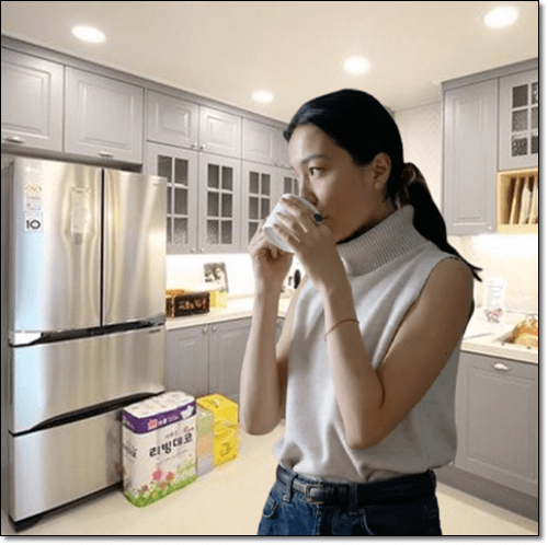 러비지 차 마시는 여성