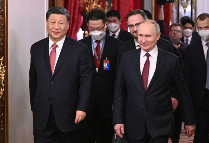 시진핑-중국-주석과-푸틴-러시아-대통령이-정상회담을-위해-이동하고-있다