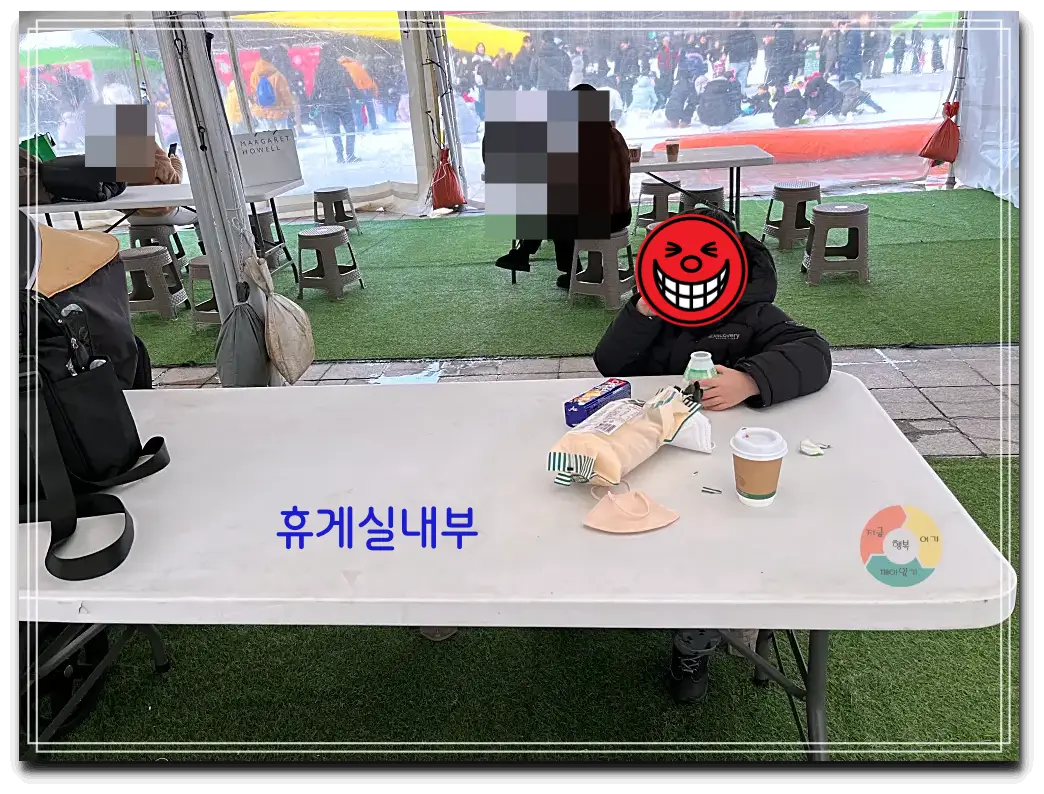 눈썰매장_휴게실내부-긴-테이블-간의의자