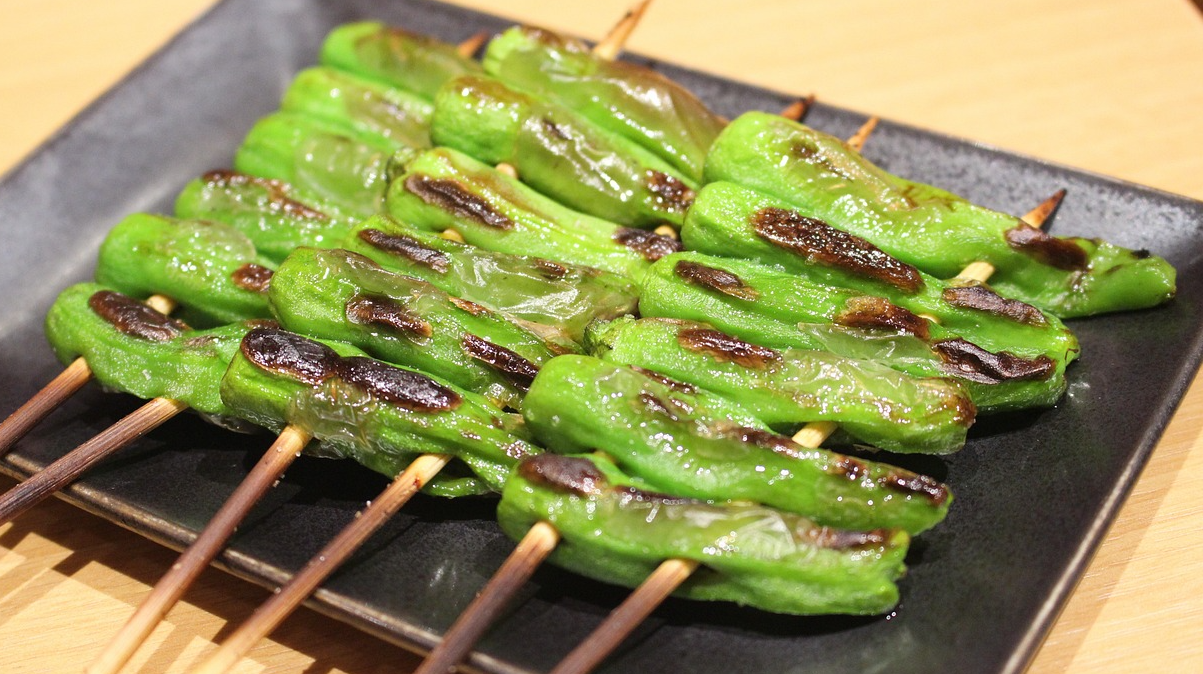 고추를 꽂아서 소금 뿌려서 구운 사진