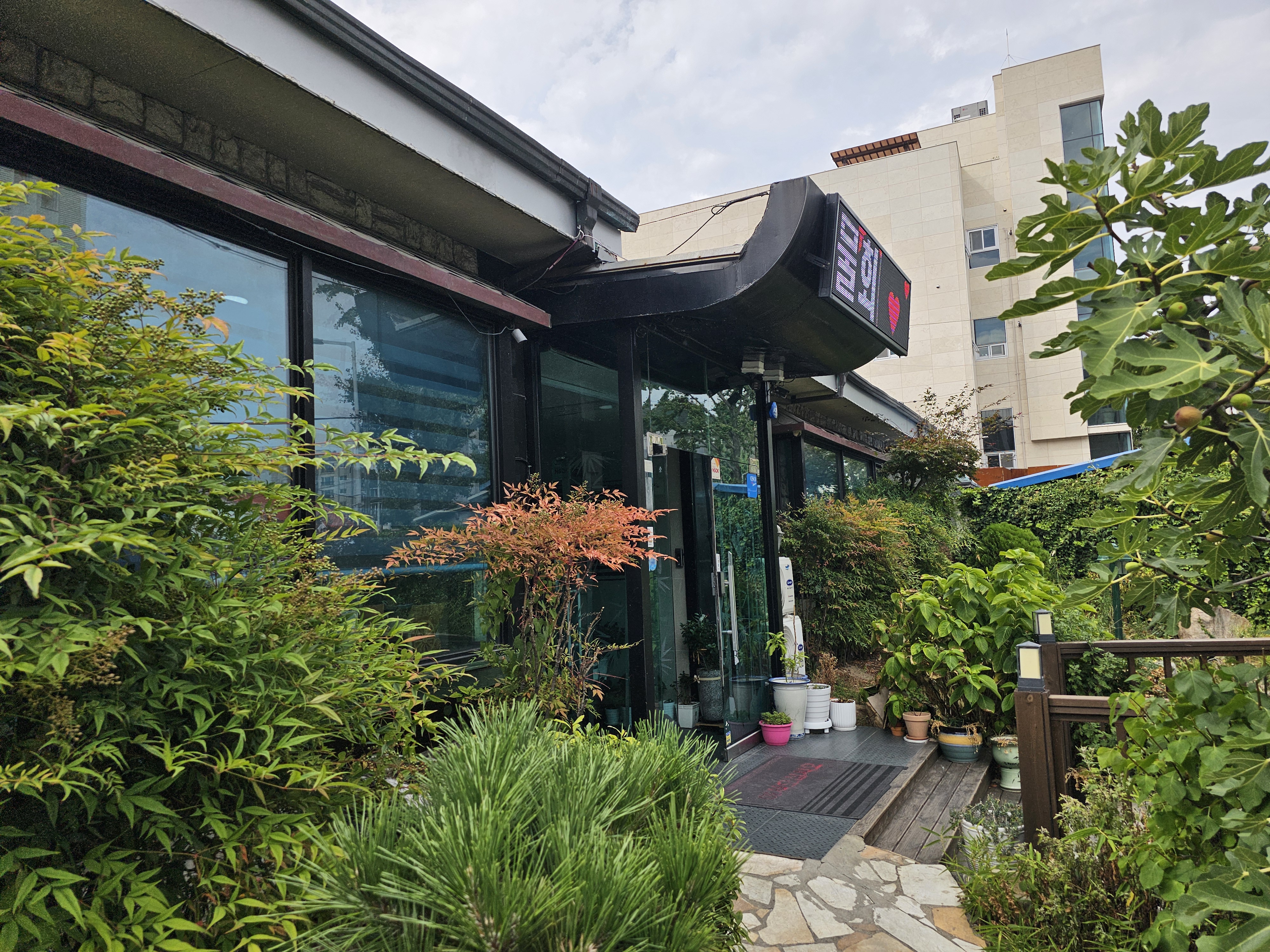 부산 대신동 청죽일식 매장 외관, 일본풍 정원 입구