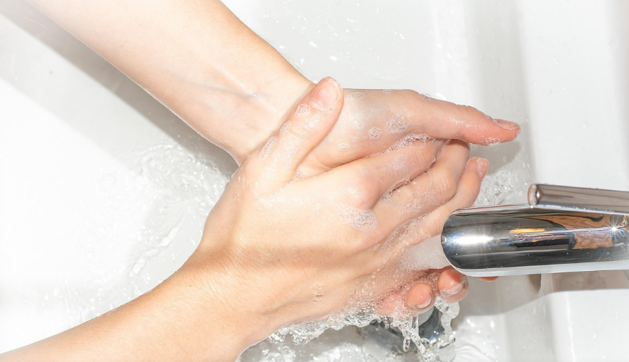 면역력을 기르기 위해 건강한 손씻기를 보여주는 사진