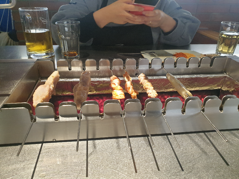 아래 양쪽에 붉은 빛이 고기를 더 잘 익혀주는 듯 하다.