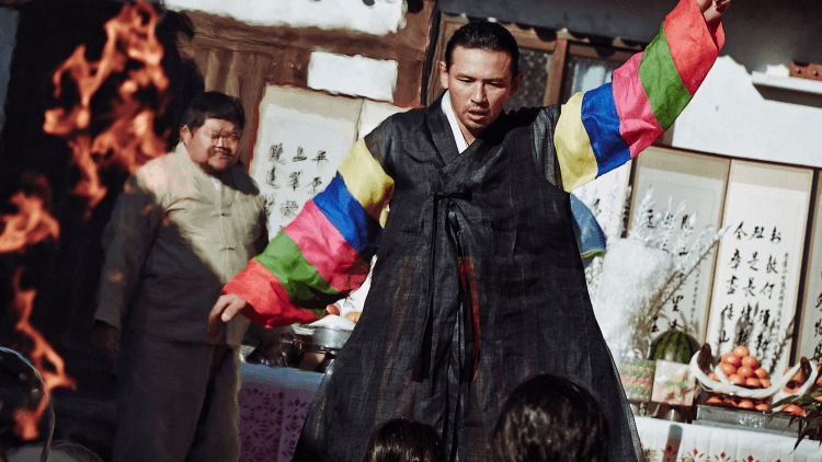 영화-곡성-무속인이-나오는-장면