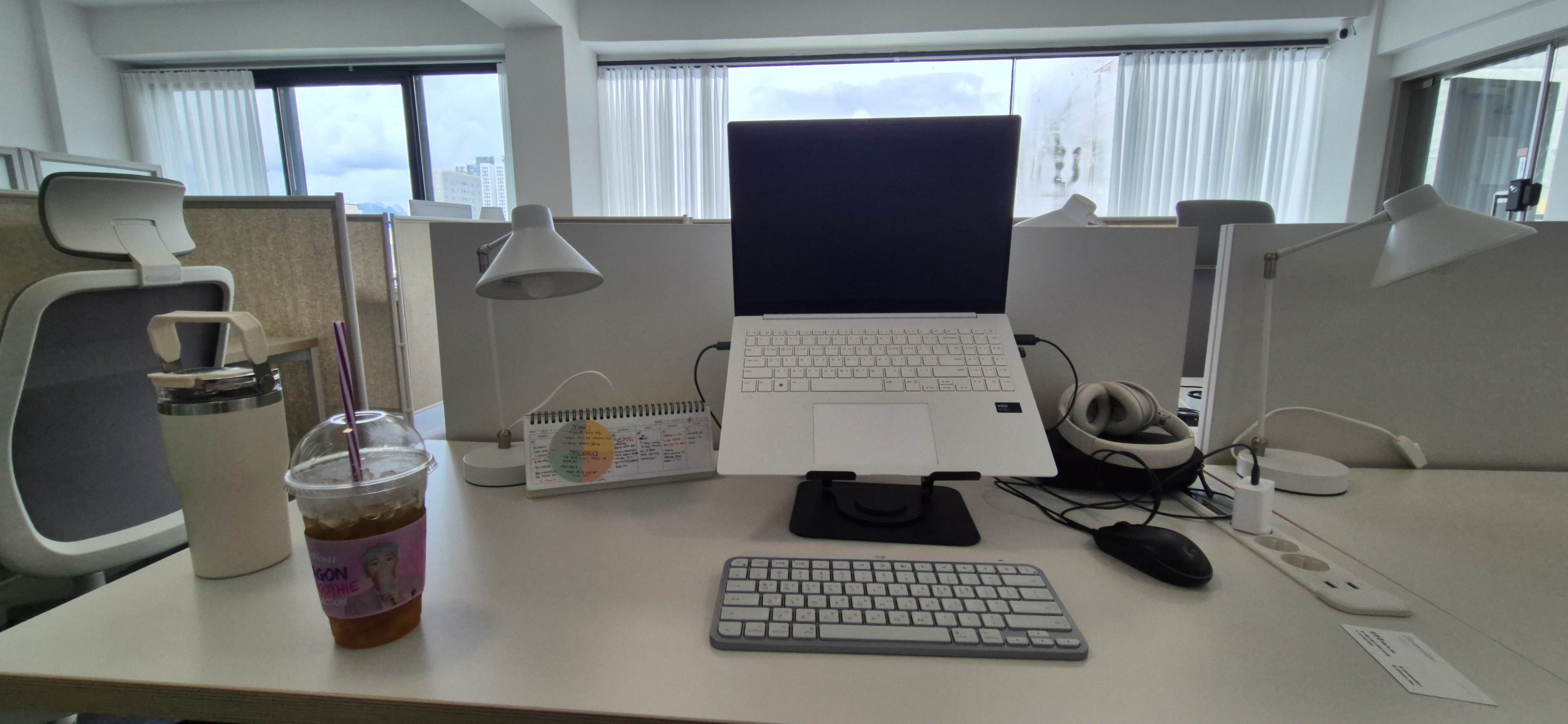 책상 세팅 모습