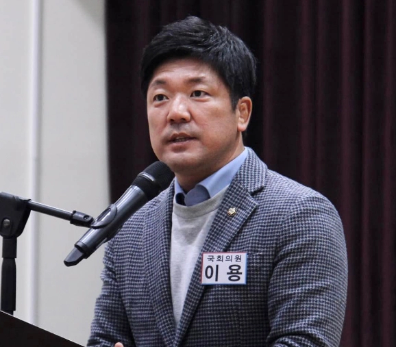 이용 국회의원 프로필 나이 고향 학력 재산