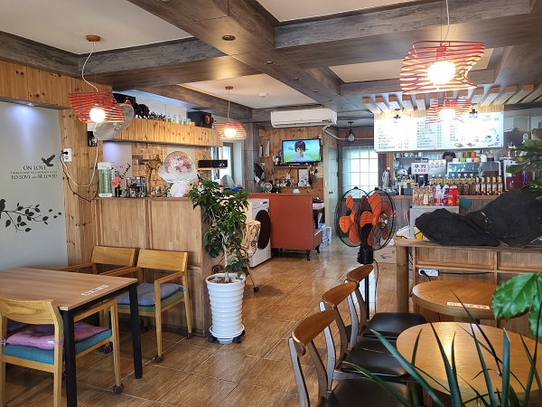 거문도 카페 오후 내부 전경-1