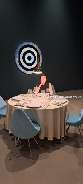 식당의 여성 이미지