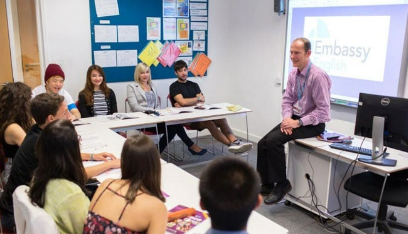 선생님과 학생들의 수업 사진
