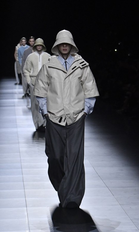 레더 버킷햇&#44; 레더 윈드브레이커를 착용한 모델의 모습