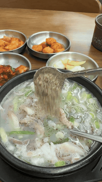 오리역 명가순대국 순댓국에 들깨가루 넣는 장면&amp;#44; 보글보글 끓는 뚝배기와 기본찬 gif