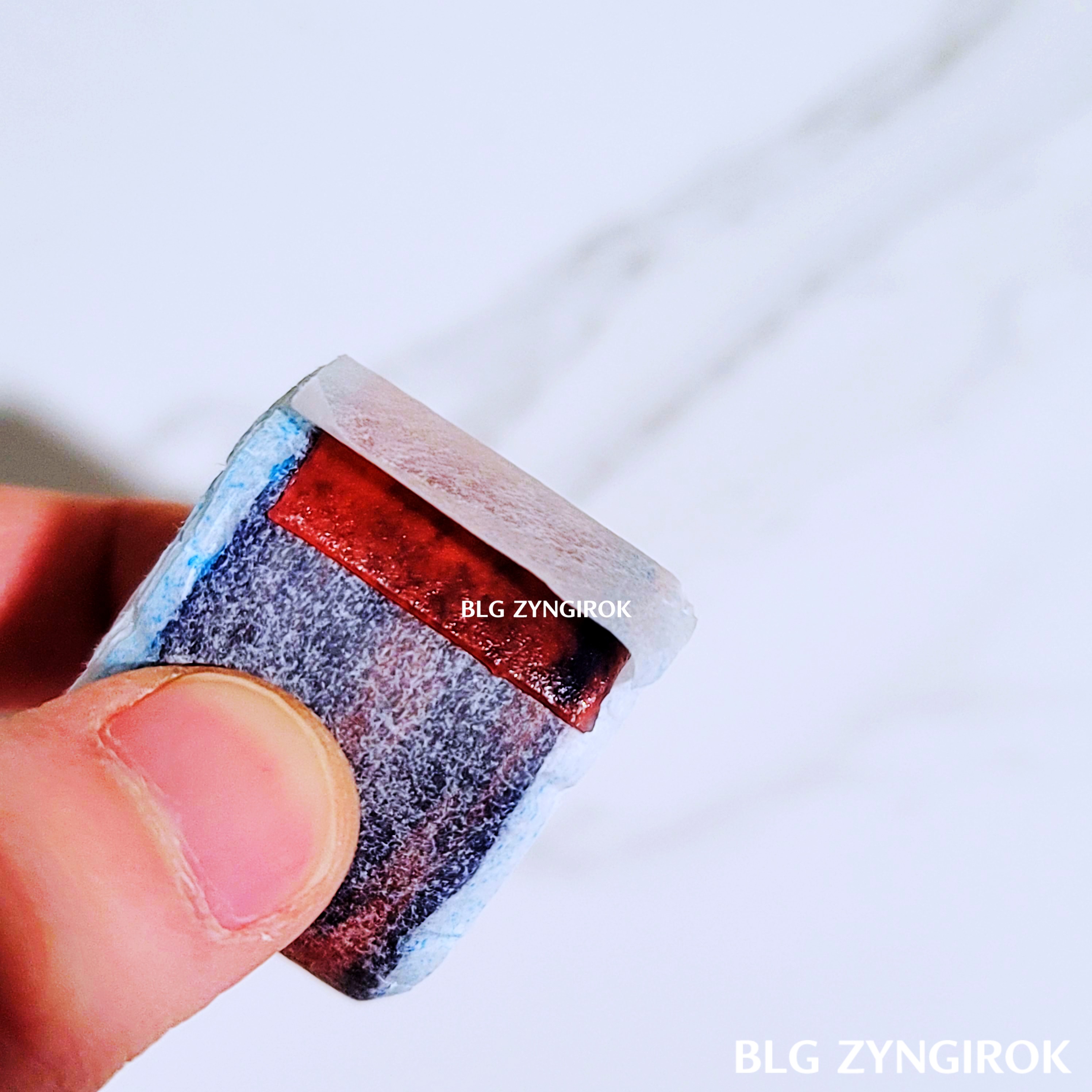 달라붙지-않는-종이에-푸룻바이더풋-젤리가-감겨있다.