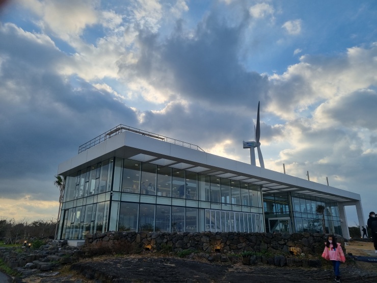 멀리서-찍은-델몬도-외관-모습-하늘-풍력발전기-돌담