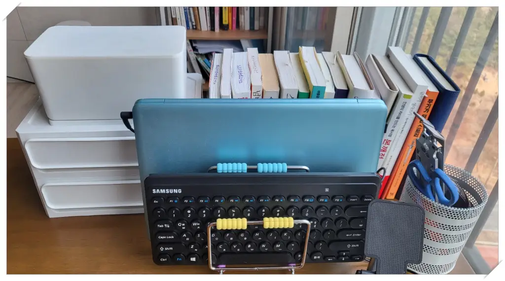 깔끔해진-책상-정리