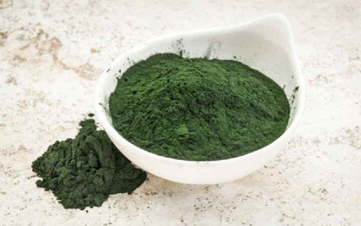 볼에-담긴-스피루리나