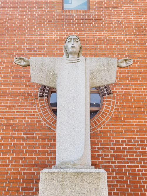 사진은 서울대교구를 상징하는 성당, 서울 명동대성당에 있는 예수성심상입니다. 정확하게는 명동대성당 사도회관 건물 앞에 있습니다. 최종태 요셉 선생님의 작품입니다.