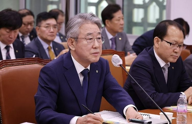 지난 18일 오전 열린 국회 농림축산식품해양수산위원회의 국정감사에서 강호동 농업협동조합중앙회 회장이 의원 질의에 답변하고 있는 모습.