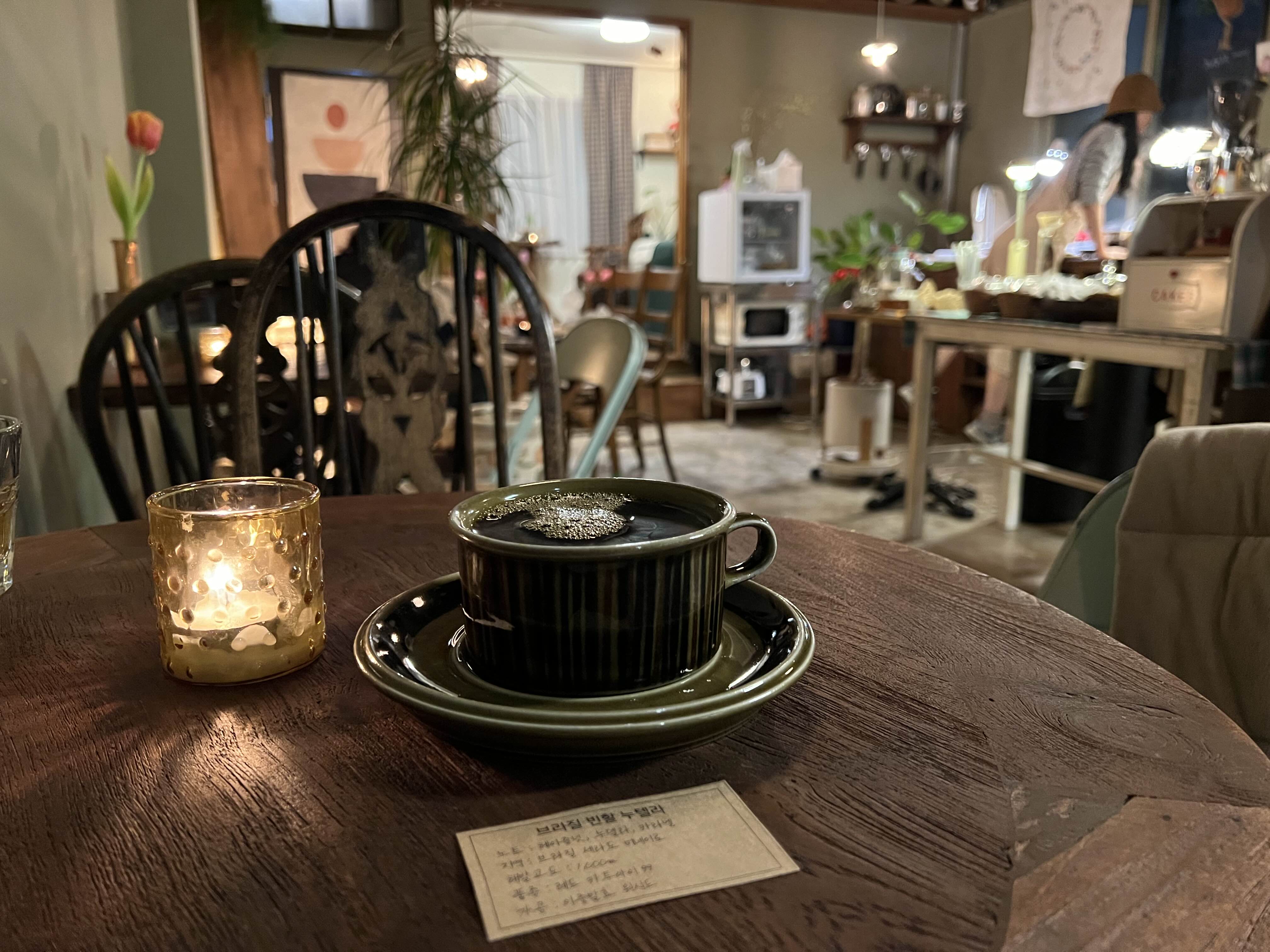 커피와 카페 내부 사진