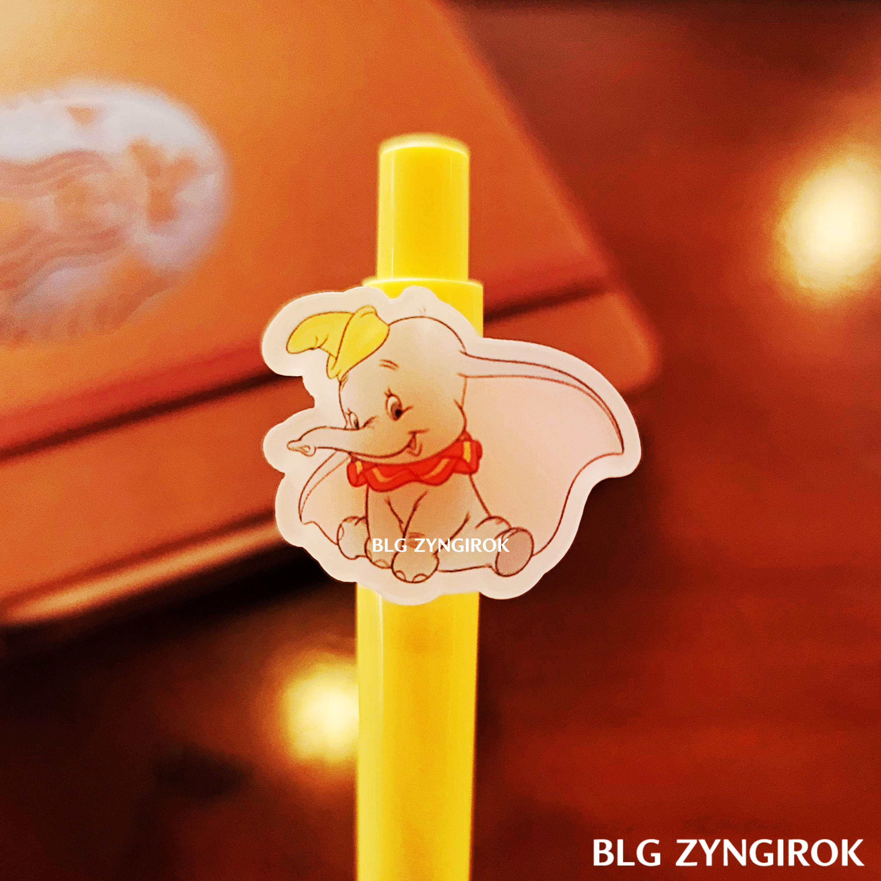 펜에 예쁜 밤비 모형이 붙어있다.