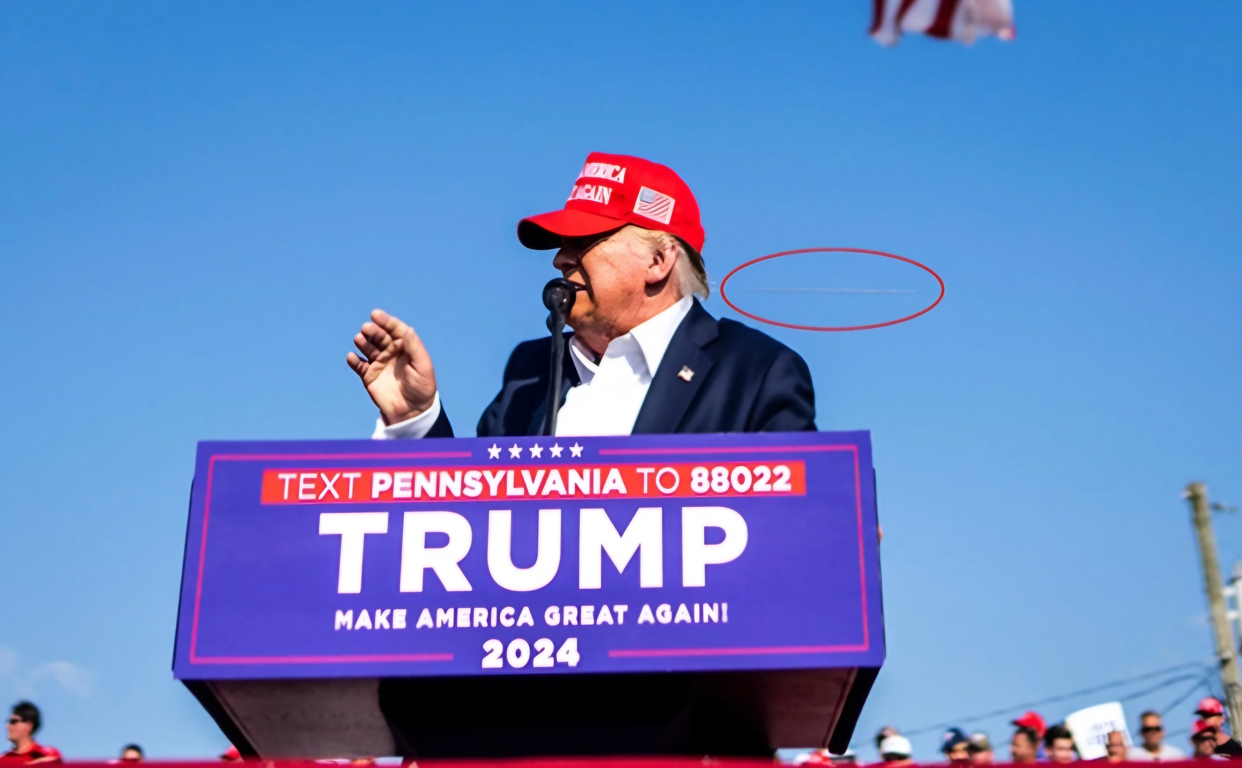 트럼프 유세중 날아드는 물체