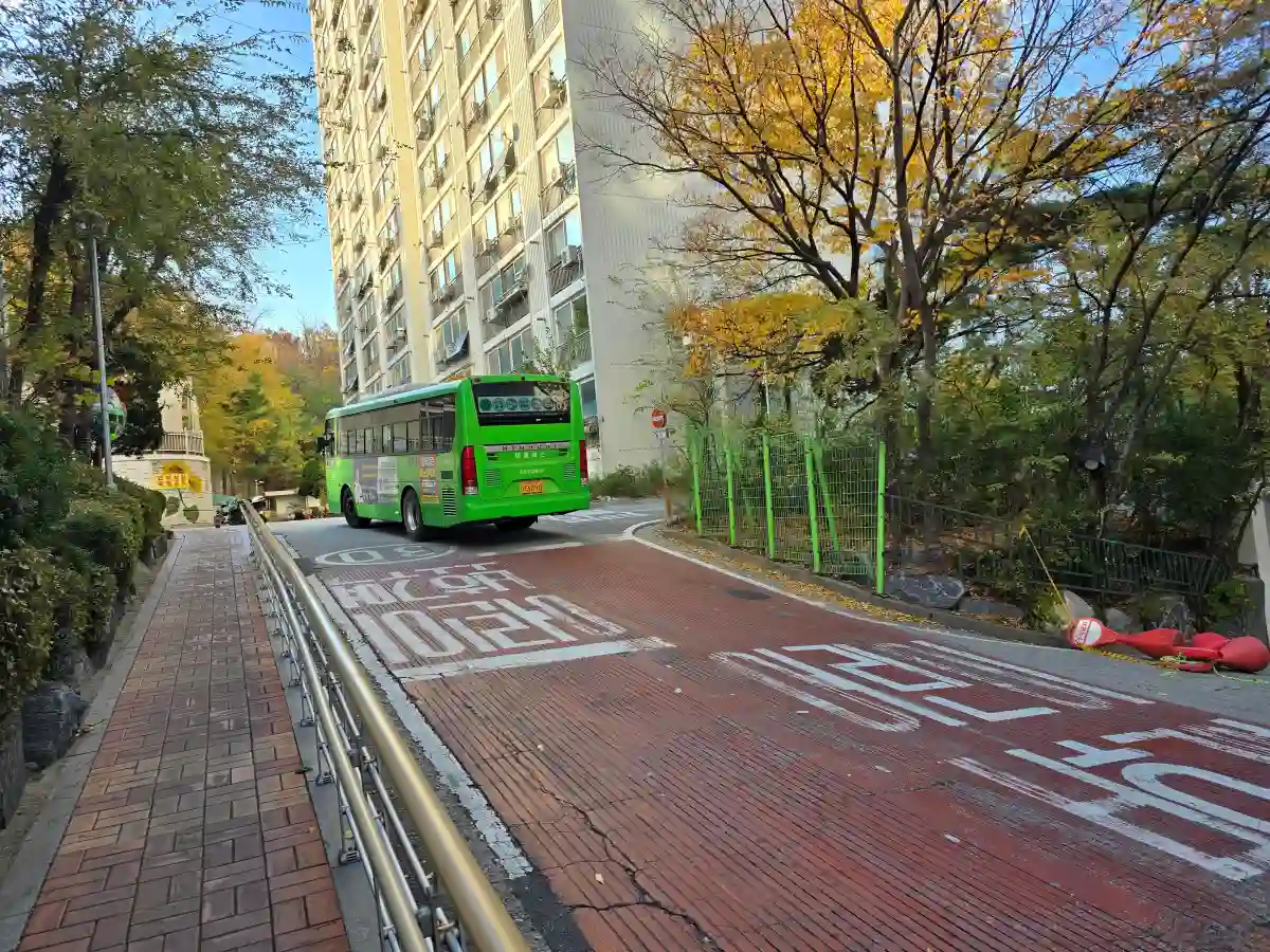 한신한진 아파트의 언덕길을 오르고 있는 01번 마을버스