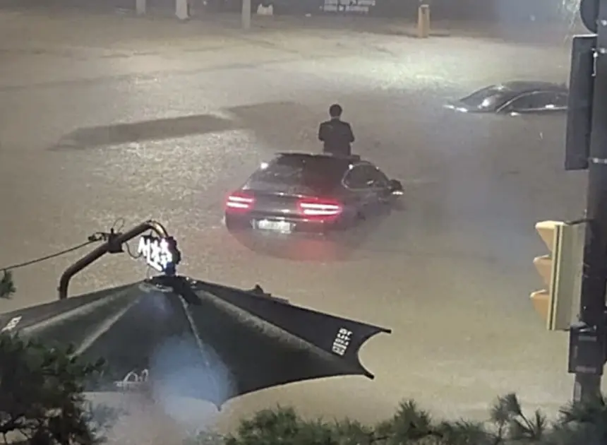 강남역-침수차-위에-올라간사람모습