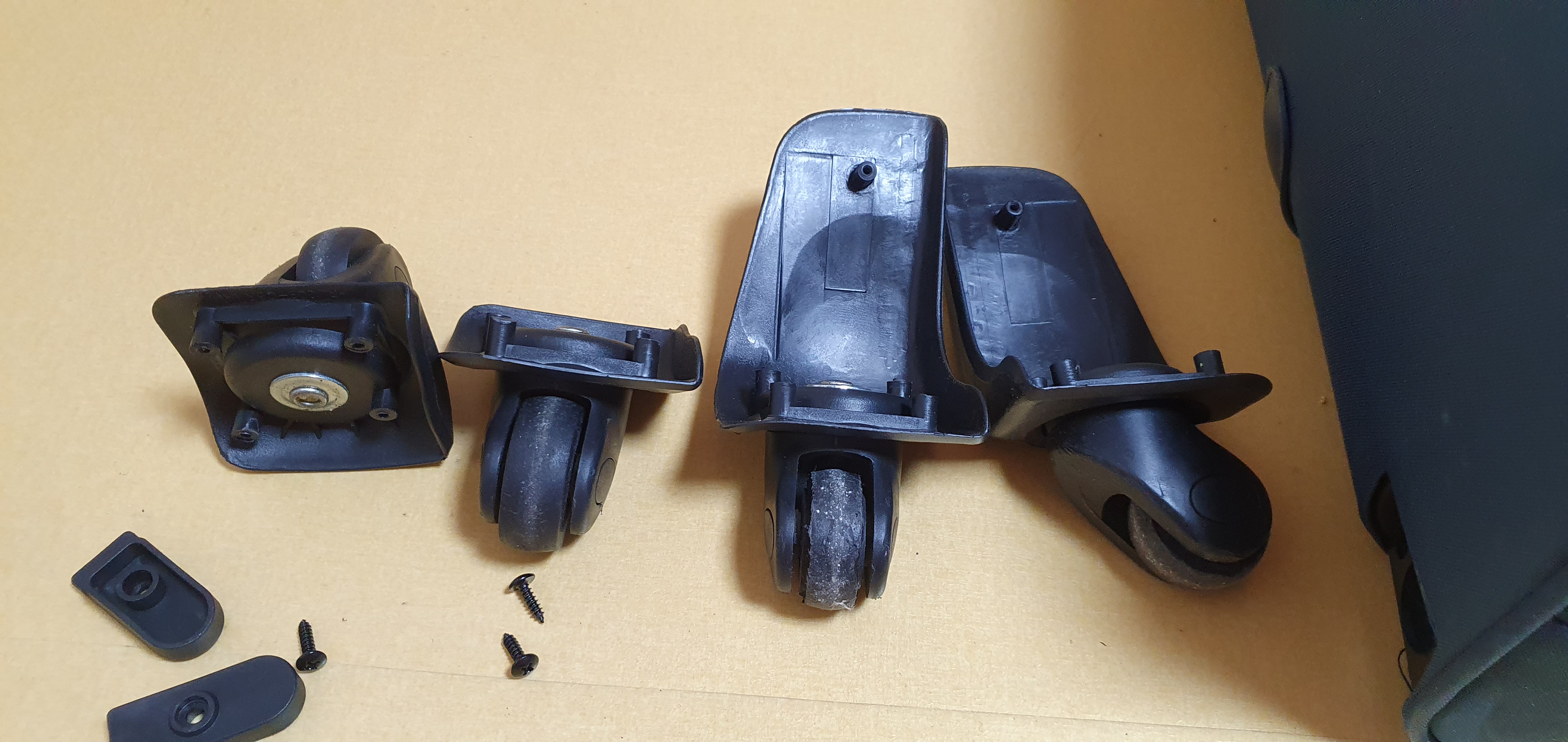 샘소나이트 캐리어 바퀴 4개