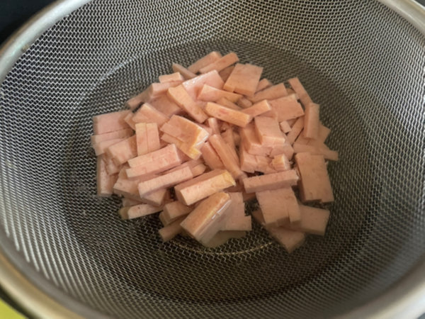 채 썬 스팸을 끓는물에 데치기