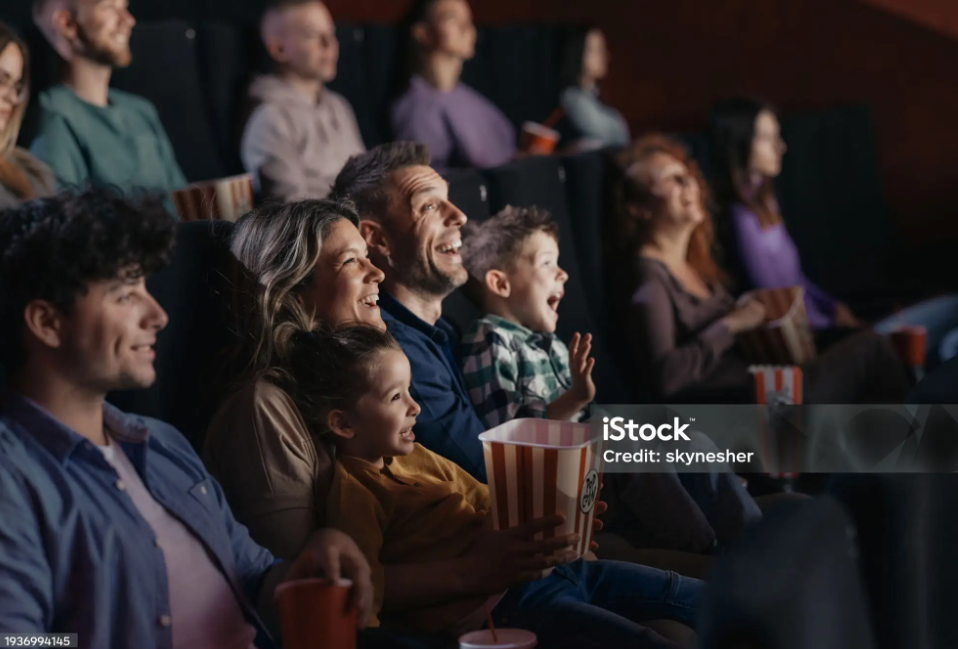 영화관에서 영화보는 사람들