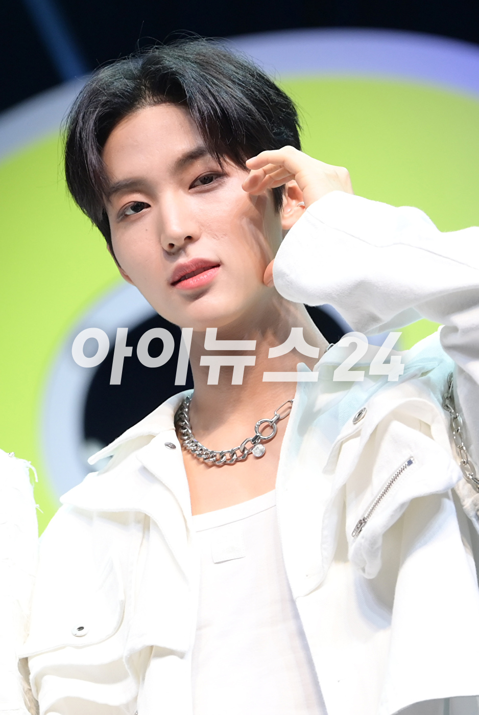 그룹 더뉴식스(TNX) 은휘가 7일 오후 서울 한남동 블루스퀘어에서 열린 더뉴식스 세 번째 미니 앨범 '보이후드'(BOYHOOD) 미디어 쇼케이스에 참석하고 있다. [사진=정소희 기자]