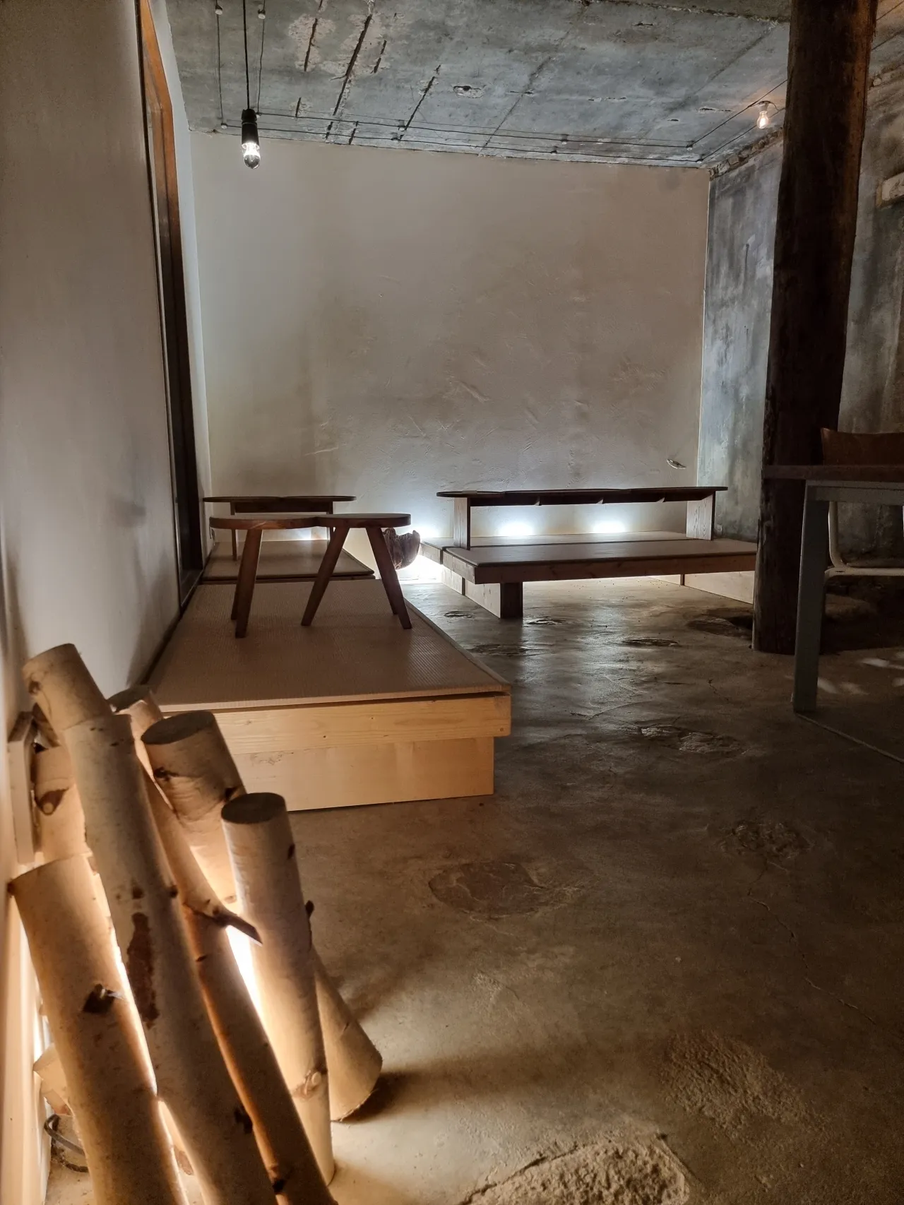 바닥에-모닥불-인테리어-은은한-조명-좌식-입식-테이블