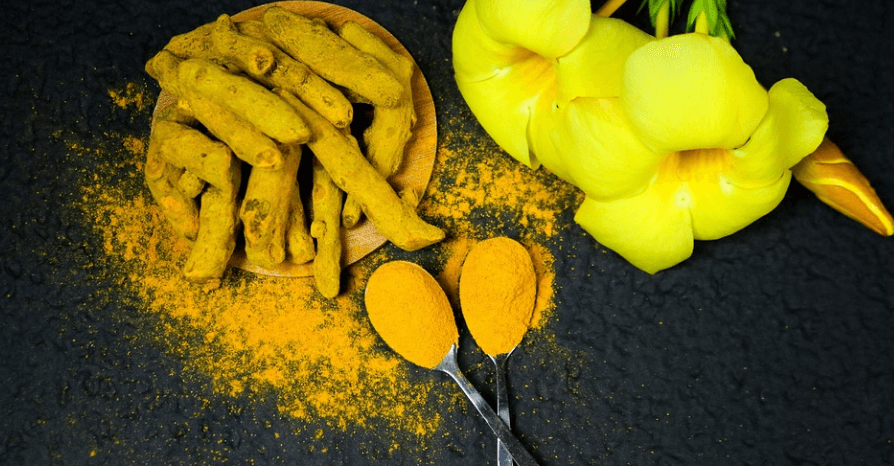 강황과 강화 가루가 수저에 담겨 있다