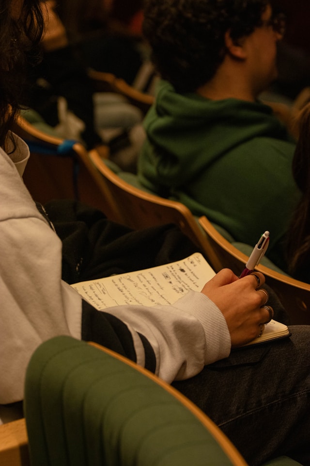 "헷갈리는 사이시옷 규정과 자주 틀리는 관용 표현을 상세히 설명하는 바른 언어 생활 교육 이미지"