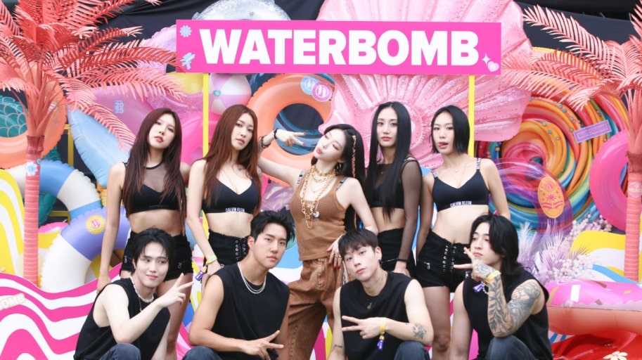 워터밤 축제를 즐기는 사람들