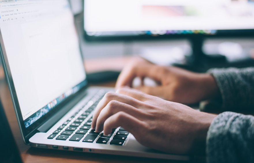 노트북 하는 남자의 손 사진