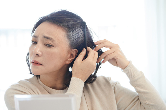 ▲ 갑자기 늘어난 흰머리, 단순 노화일까? 새치 원인부터 검은 머리 유지 비결까지 (사진 : 전자신문)