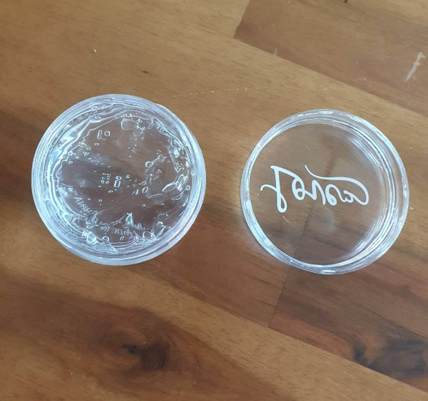 알로에 베라 수딩젤 용기에 담은 사진