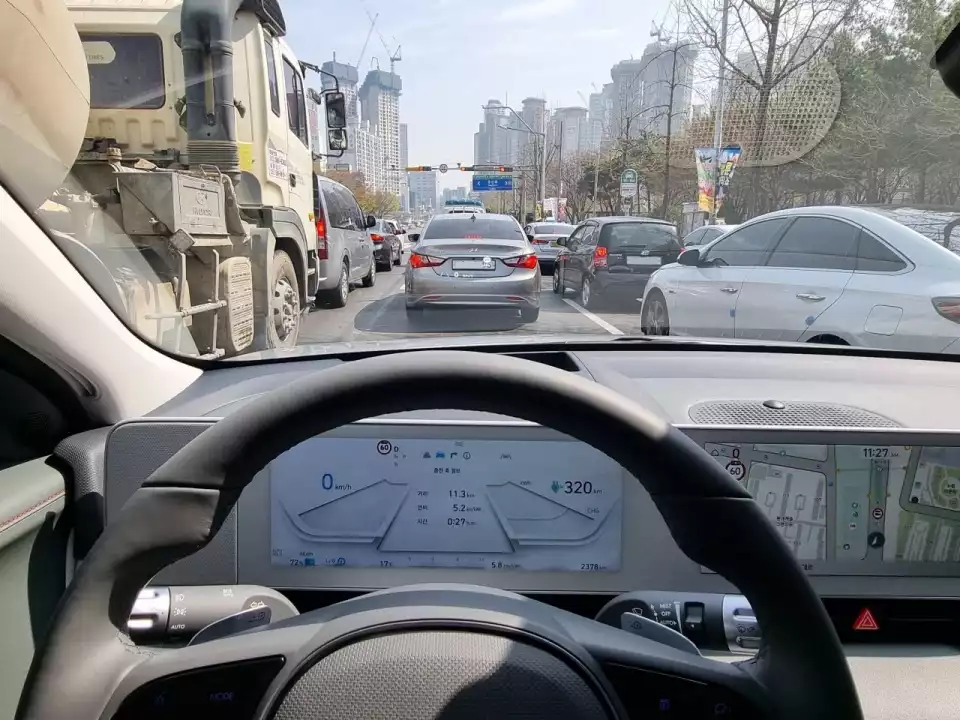 믹서 트럭 옆에 멈춰 있던 모습입니다.