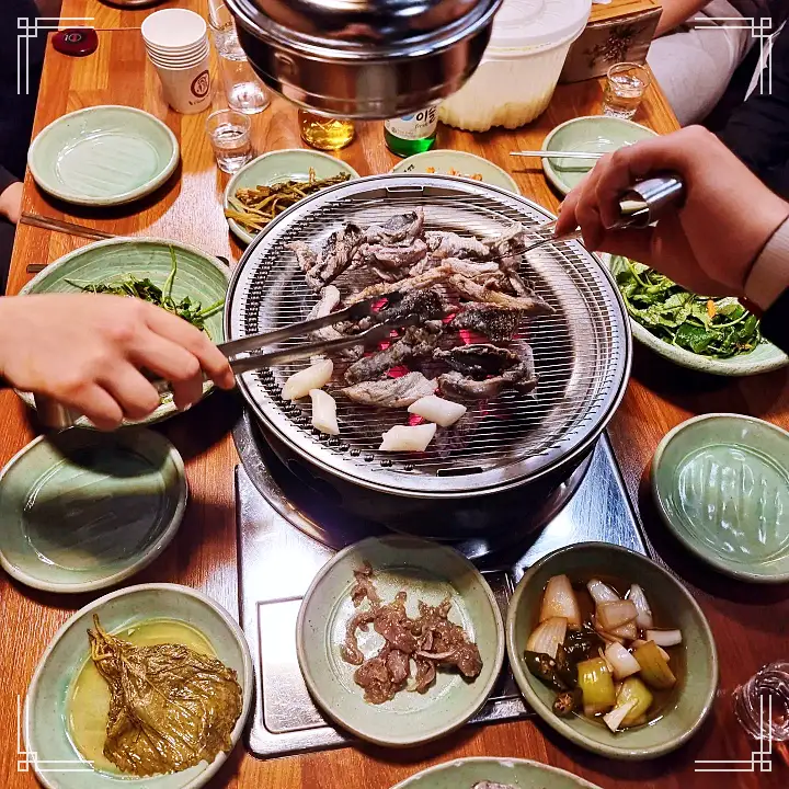 픽업 트렌드스페셜 히트맨 맛VS멋 춘천 남춘천역 쫄깃함으로 승부 오골계의 히트 비결 오골계 숯불 구이 맛집 추천