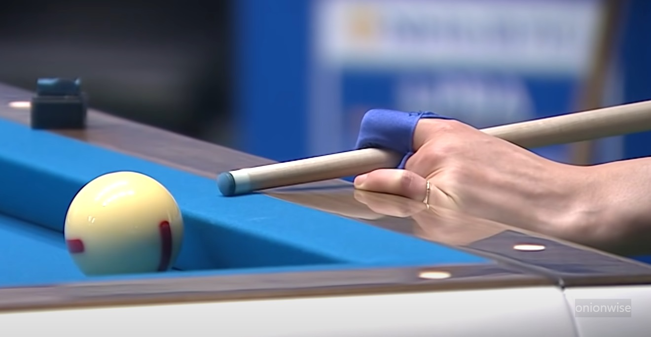 LPBA 허지연 당구선수가 당구대에 근접한 당구공을 공략하는 모습
