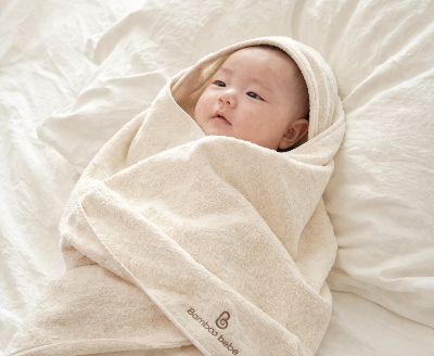 목욕하고 나온 아기 타올로 감싸고 있는 모습
