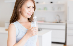 수분을 보충하여 웃는 여자-사진