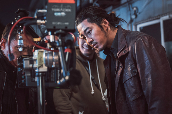 영화 범죄도시의 윤계상이 촬영 후 모니터링을 하고있다
