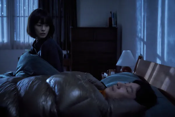 영화 잠&#44; 현수를 쳐다보는 수진