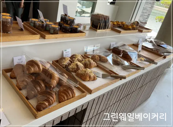 그린웨일-베이커리-테이블