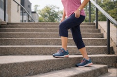 노인 계단 오르기 (계단 높이, 관절 부담, 안전 운동법)