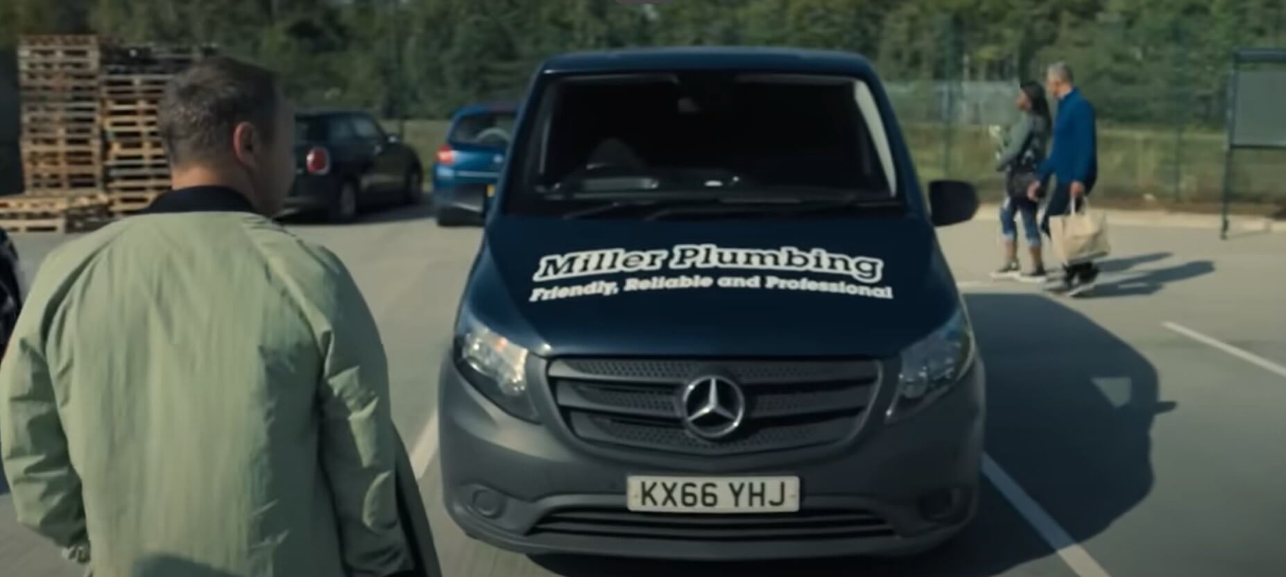 자동차를 바라보고 있는 장면 관련 사진